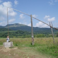 Mělká studna pro napájení dobytka, v pozadí Tarnica