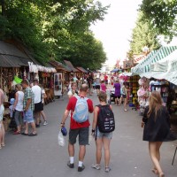 Davy turistů cestou k hrázi přehrady Solina