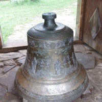 Zvon z bývalé obce Balnica ve skanzenu v Sanoku